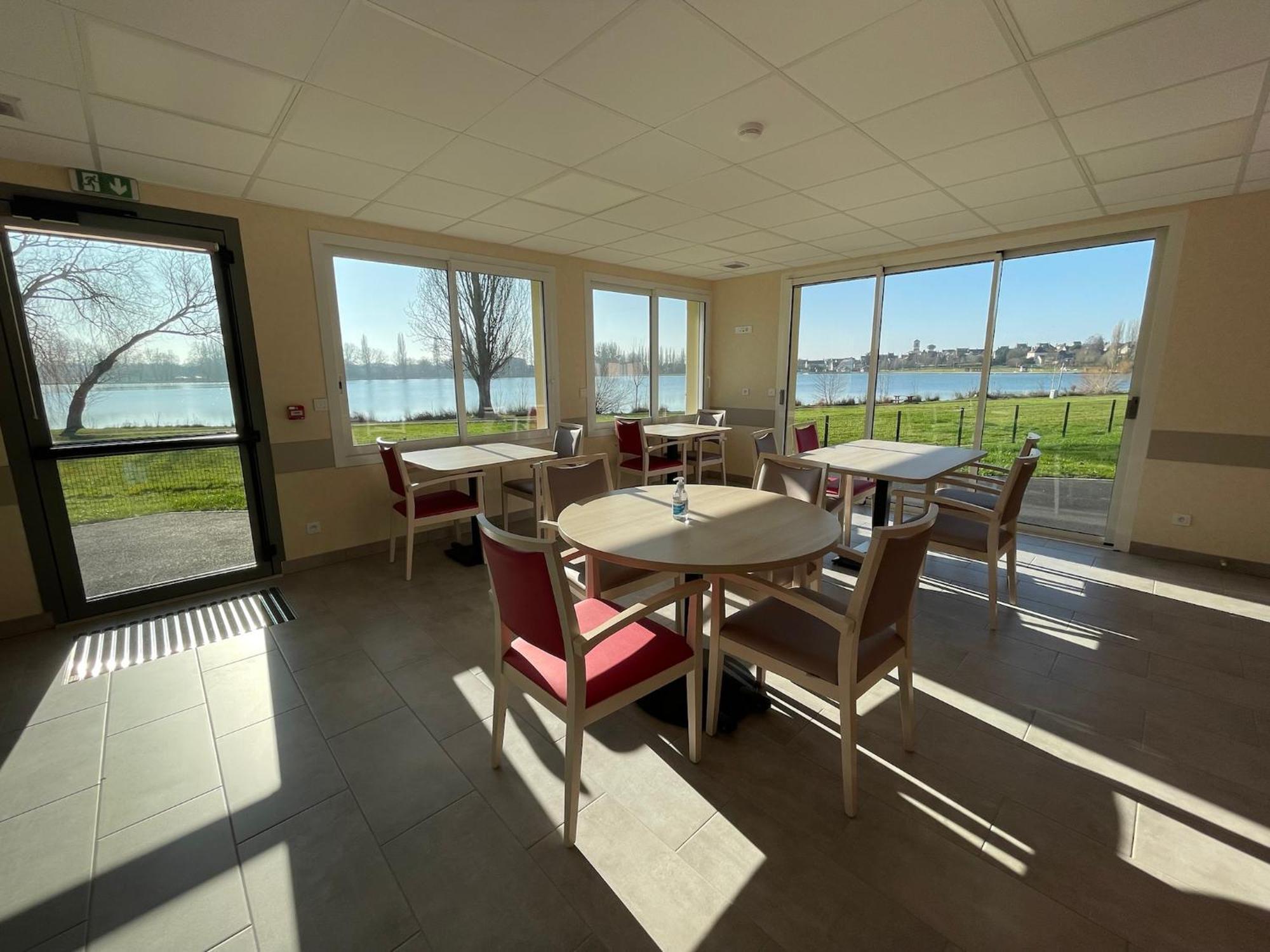Relais Les Rives Du Lac Coulonges-sur-Sarthe Exterior photo